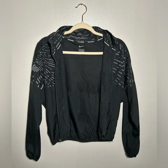 Nike Women's Run Division jacket (Style DD6462-010) - Picture 2 of 6